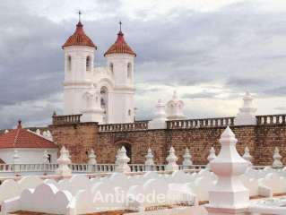 Full day tour of the colonial city of Sucre and candlelight dinner show